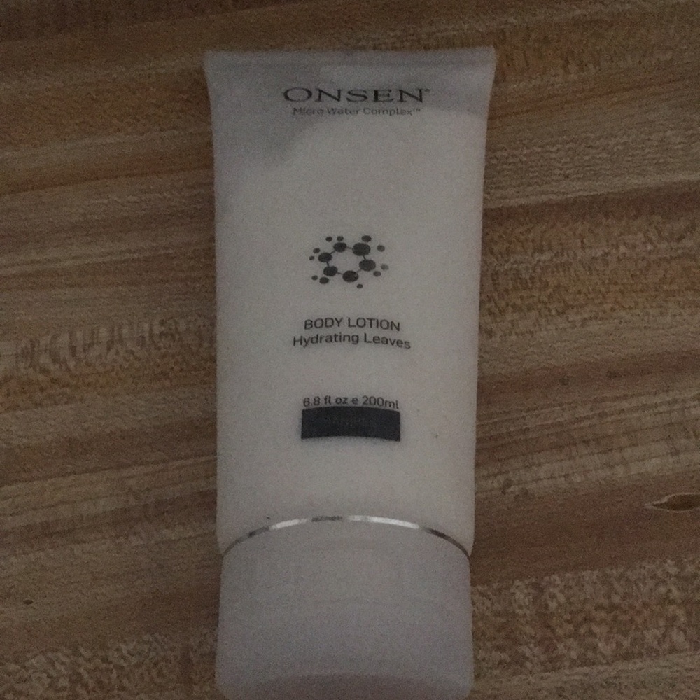 onsen hydratiing leaves body lotion